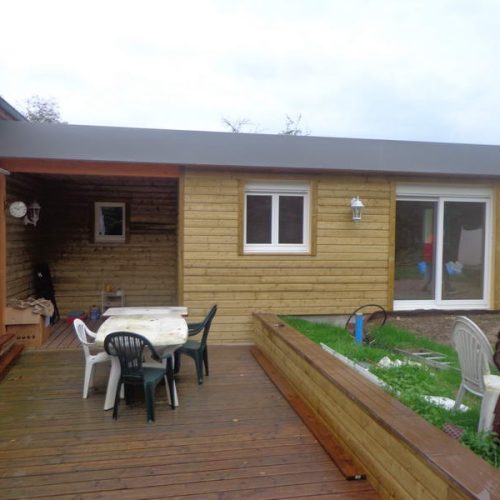 Extension ossature bois bardage Pin traité autoclave couverture membrane d&rsquo;étanchéité à Magnet