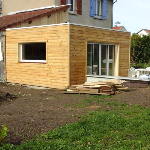 Extension ossature bois bardage Mélèze couverture membrane d&rsquo;étanchéité à Hauterive