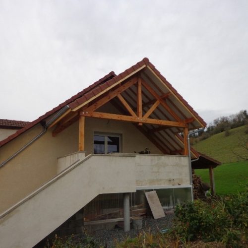 Auvent bois couverture tuiles à Abrest