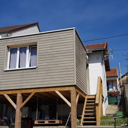 Extension ossature bois bardage bois saturé gris couverture membrane d&rsquo;étanchéité à Abrest