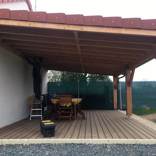Auvent bois couverture tuiles à Saint-Yorre