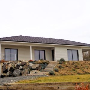 Maison ossature bois bardage bois peint couverture tuiles, menuiseries aluminium à Abrest