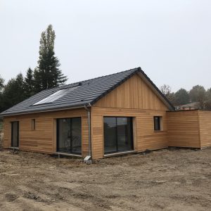 Maison ossature bois bardage Mélèze saturé, couverture tuiles, menuiseries aluminium à Creuzier le Neuf