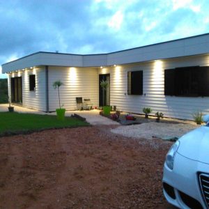 Maison ossature bois bardage ciment, couverture membrane d&rsquo;étanchéité, menuiseries aluminium à Bellerive sur Allier