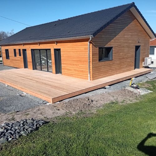 Maison ossature bois bardage Mélèze, couverture tuiles, menuiseries aluminium à Creuzier le Neuf