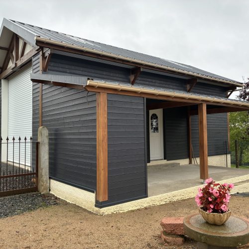 Auvent bois Douglas pour cuisine d&rsquo;été, couverture bac acier à Mariol