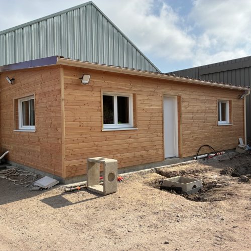 Extension ossature bois bardage Douglas couverture bac acier isolé  à Lapalisse