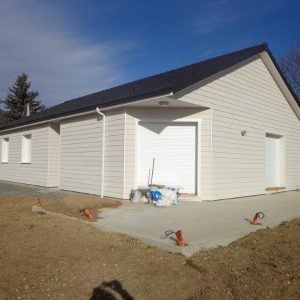 Maison ossature bois bardage ciment, couverture tuiles, menuiseries PVC à Abrest