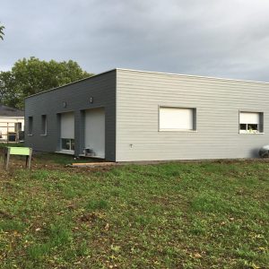 Maison ossature bois bardage bois peint, couverture membrane d&rsquo;étanchéité, menuiseries aluminium à Créchy