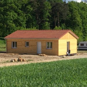 Maison ossature bois bardage Mélèze, couverture tuiles, menuiseries PVC à Paslières