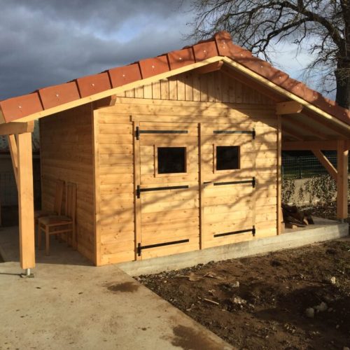 Abris de jardin bardage Mélèze couverture tuiles au Vernet
