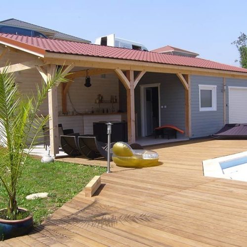 Pool House bardage bois peint couverture imitation tuiles au Vernet