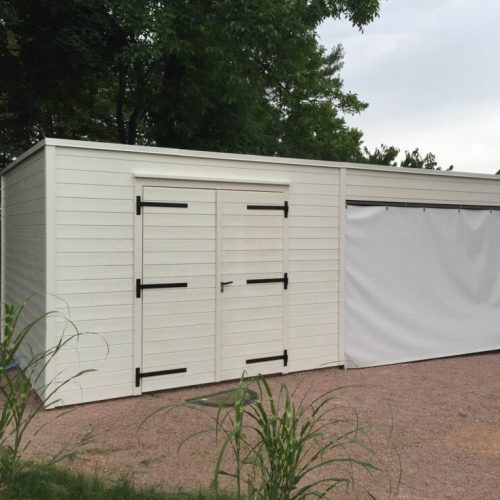 Pool House bardage bois peint couverture membrane d&rsquo;étanchéité à Saint-Germain-des-Fossés