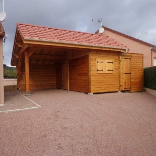 Carport bois avec abris de jardin couverture tuiles à Charmeil