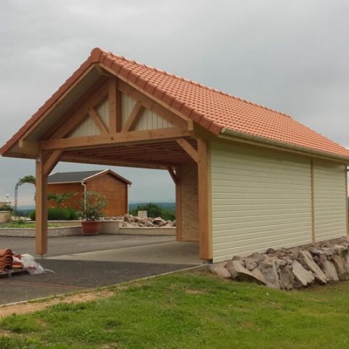Carport/garage bois couverture tuiles à Mariol