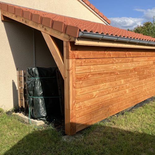 Auvent/bûcher bois Douglas couverture tuiles à Maringues