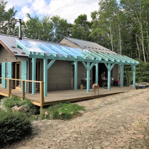 Extension ossature bois bardage saturé gris couverture bac acier à la Chabanne